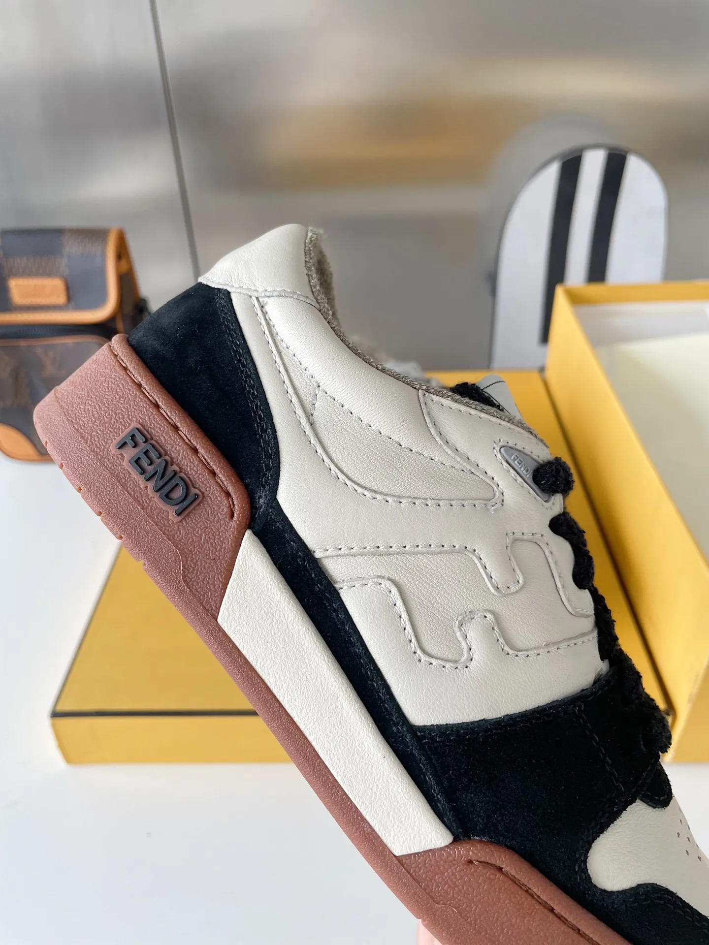 👟👟Ex-factory price👟👟Ex-factory price 520 👟👟 Fendi match's latest sneakers for couples, the first sneakers created by designer Kim Jones. Fendi match is similar to LV's Trainer basketball sneakers. The shoe shape is similar, with FF retro design added. The upper is made of suede and leather stitching. The double F logo on the side is convex and the lining is made of terry velvet. The upper foot is super soft and light. Comfortable and paired with a sweatshirt, full of youthful feel, and comes with exquisite packaging at the counter. Exclusive products, FENDI, trade channel orders, 2022 early spring catwalk models, capsule series, casual sneakers for couples. Cecilia Cheung, Jane Zhang, He Sui, Gu Li Nazha, Tang Yixin, Song Zuer, Wei Ya, and many other celebrities have endorsed them with FENDI Match sneakers. Let your thoughts flow, let the sunshine pour in, and interpret a variety of outfits! Fabric: Original custom suede + leather splicing combination Lining: Imported custom terry velvet lining Sole: Original molded T👟👟 Factory price U two-color combination sole Sole thickness: 3CM Size: Women's 35-40 / Men's 39-45